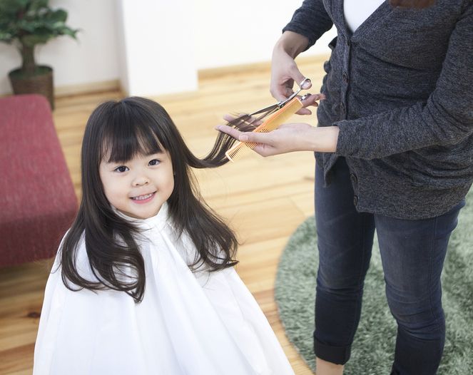 để bé không sợ khi cắt tóc mái